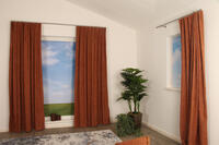 Jalhay is een kamerhoge overgordijnstof die een oase van luxe en comfort biedt aan elke ruimte