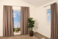 Caldera is een tijdloos overgordijn met grover geweven garens en een subtiele glans