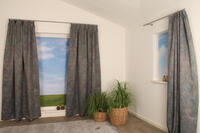 Lumina Reflect is een gladde dim-out overgordijnstof met een grafische print van gemêleerde kleuren