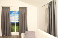 Dit overgordijn met verduisterende functie heeft een visgraat weving en valt soepel en valt mooi in de plooi