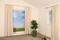 Herba is een kamerhoog overgordijn met een vleugje linnen die nog redelijk veel licht doorlaat