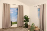 Twice is een soepel vallende overgordijnstof met een ingeweven visgraatmotief dat aan beide zijden van de stof zichtbaar is