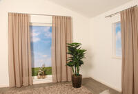 Braine heeft een rijke, jacquard-achtige uitstraling en daardoor verfijnt deze kamerhoge inbetween ieder interieur