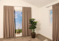 Granada is een mooie soepel vallende dim-out overgordijnstof met een subtiele glans