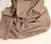 Caldera is een tijdloos overgordijn met grover geweven garens en een subtiele glans