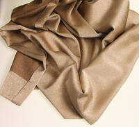 Overgordijn Sophis brons, dat een beetje op goud lijkt, is een rijkglanzende overgordijnstof