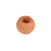 Terracotta kraal voorzien van een ribbel motief. De opening is 17 mm in doorsnee