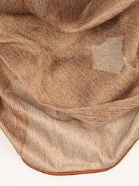 Aubel is een kamerhoge lichte vitragestof, met een verfijnde weving en een combinatie van okertinten en natuurlijke kleuren