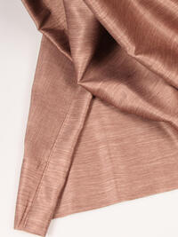 Deze overgordijnstof heeft een elegante uitstraling door een subtiele glans en eigentijds kleurenpalet