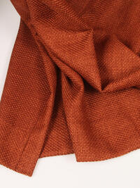 Caldera is een tijdloos overgordijn met grover geweven garens en een subtiele glans