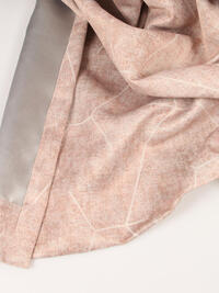 Lumina Reflect is een gladde dim-out overgordijnstof met een grafische print van gemêleerde kleuren