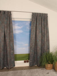 Lumina Reflect is een gladde dim-out overgordijnstof met een grafische print van gemêleerde kleuren