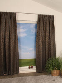 Bologna is een prachtig overgordijn met een gestikte bladeren dessin en is semi-verduisterend, kortom een echte blikvanger