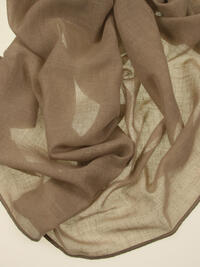 Inbetween Retwist is kamerhoge stof met een linnenlook in twee kleuren garens en in verschillende garendiktes