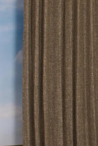 Tamise is een kamerhoog overgordijn met een wollige textuur die warmte en gezelligheid brengt in elke ruimte