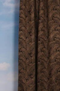 Bologna is een prachtig overgordijn met een gestikte bladeren dessin en is semi-verduisterend, kortom een echte blikvanger