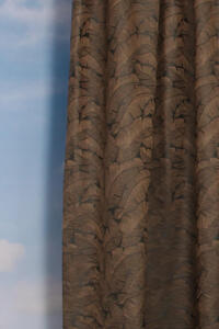 Bologna is een prachtig overgordijn met een gestikte bladeren dessin en is semi-verduisterend, kortom een echte blikvanger