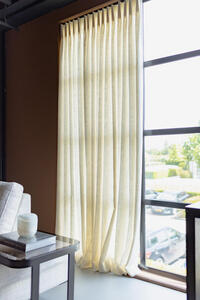 Herba is een kamerhoog overgordijn met een vleugje linnen die nog redelijk veel licht doorlaat