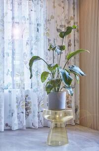 Inbetween Selskar is een soepelvallende en vlamvertragende open geweven stof voorzien van een waterbesparende print