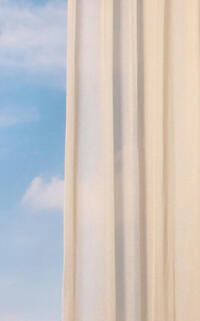 Huven is een mooi vallende vitrage van zware kwaliteit in de kleur champagne