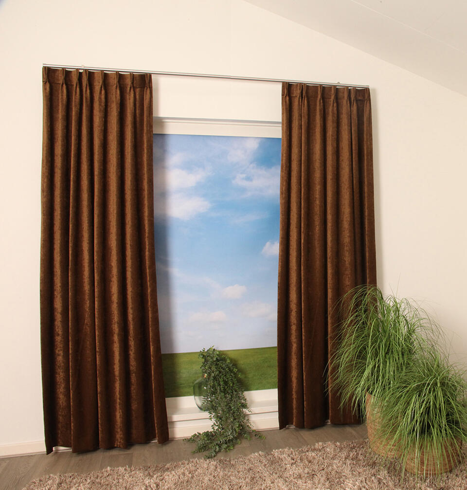 Lastres is een elegant overgordijn met een soepele valling. De chenille garens maken de stof zacht en hebben een mooie glans