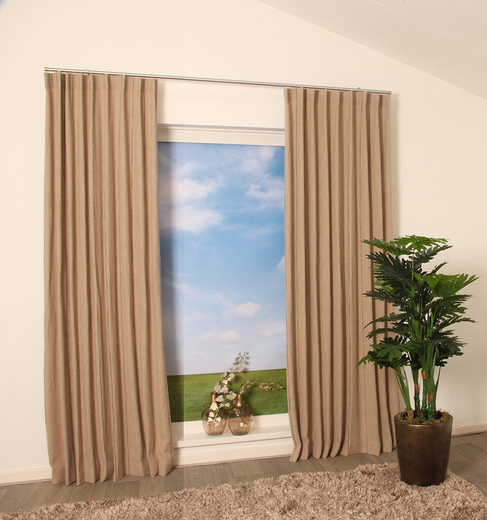 Incourt is een kamerhoge soepelvallende overgordijnstof door een hoge aanwezigheid van katoen en linnen