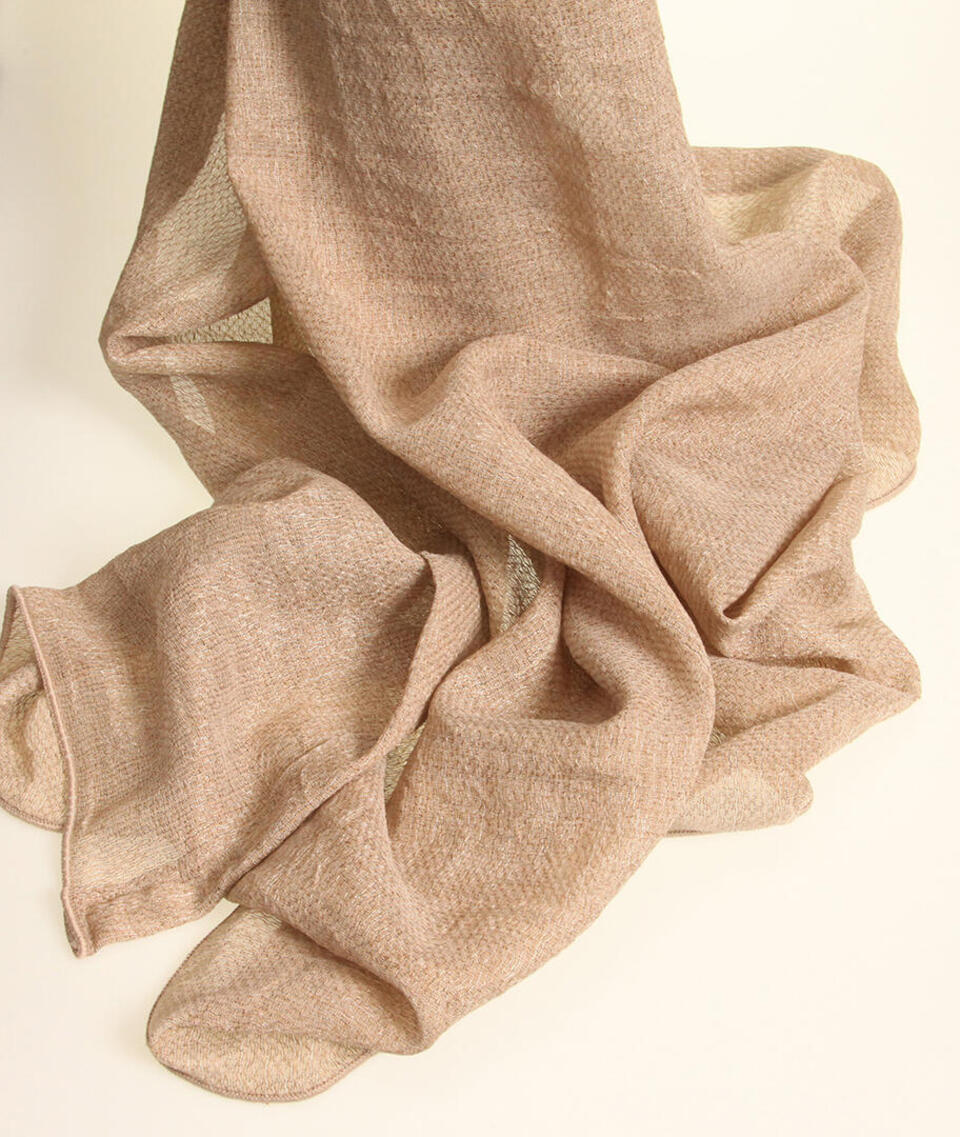 Braine heeft een rijke, jacquard-achtige uitstraling en daardoor verfijnt deze kamerhoge inbetween ieder interieur