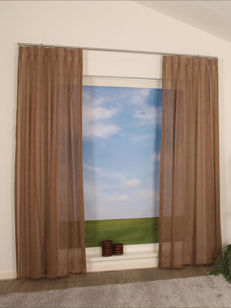 Aubel is een kamerhoge lichte vitragestof, met een verfijnde weving en een combinatie van okertinten en natuurlijke kleuren