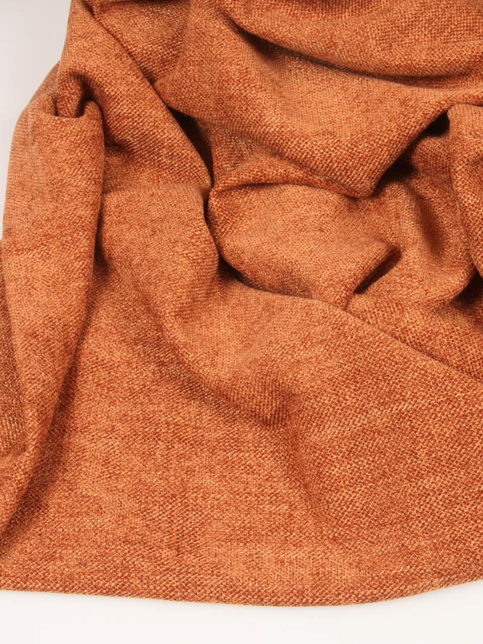 Jalhay is een kamerhoge overgordijnstof die een oase van luxe en comfort biedt aan elke ruimte