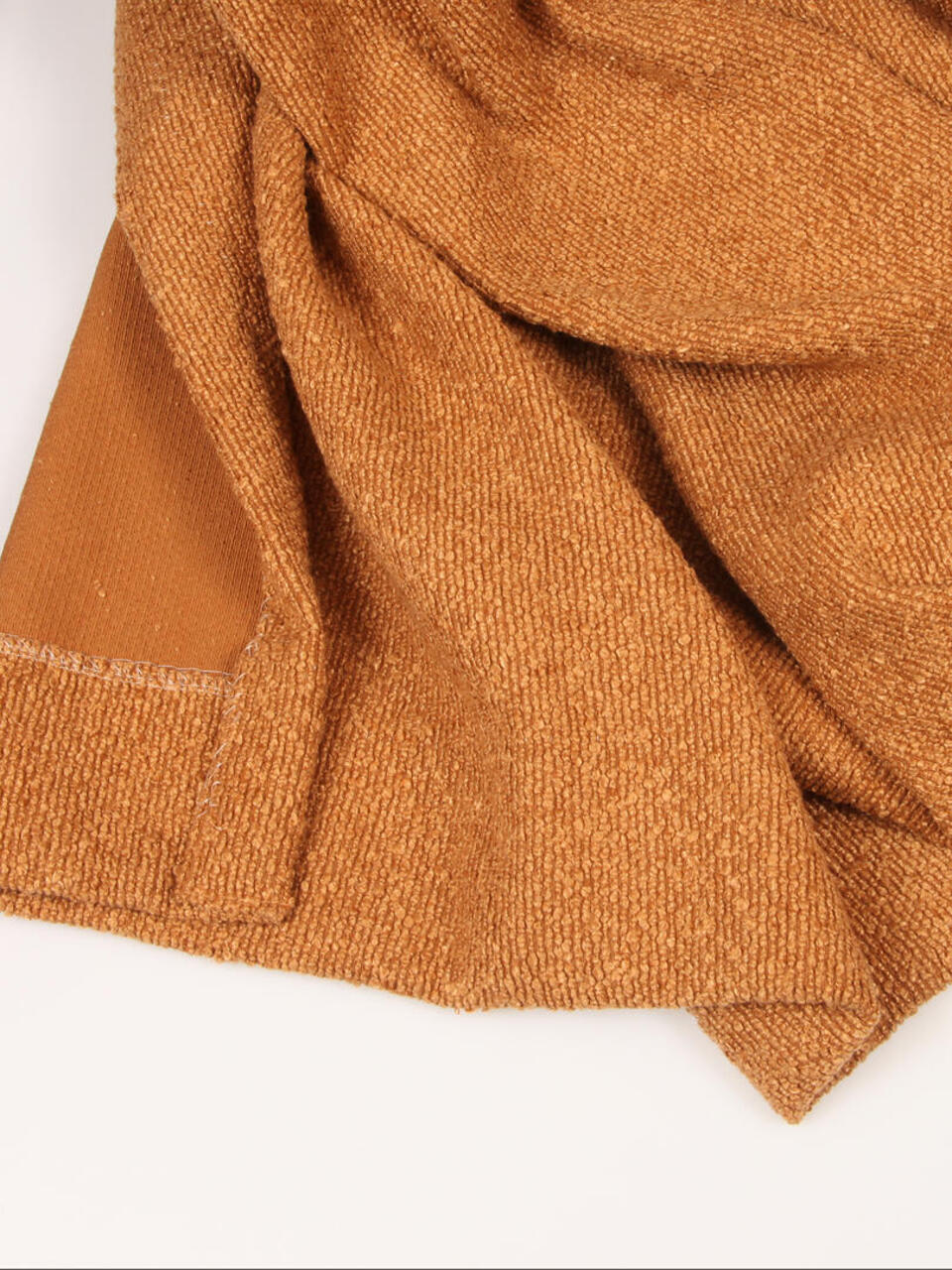 Met deze tijdloze en elegante bouclé gordijnstof is Ombret een trendy een veelzijdig overgordijn met een unieke textuur