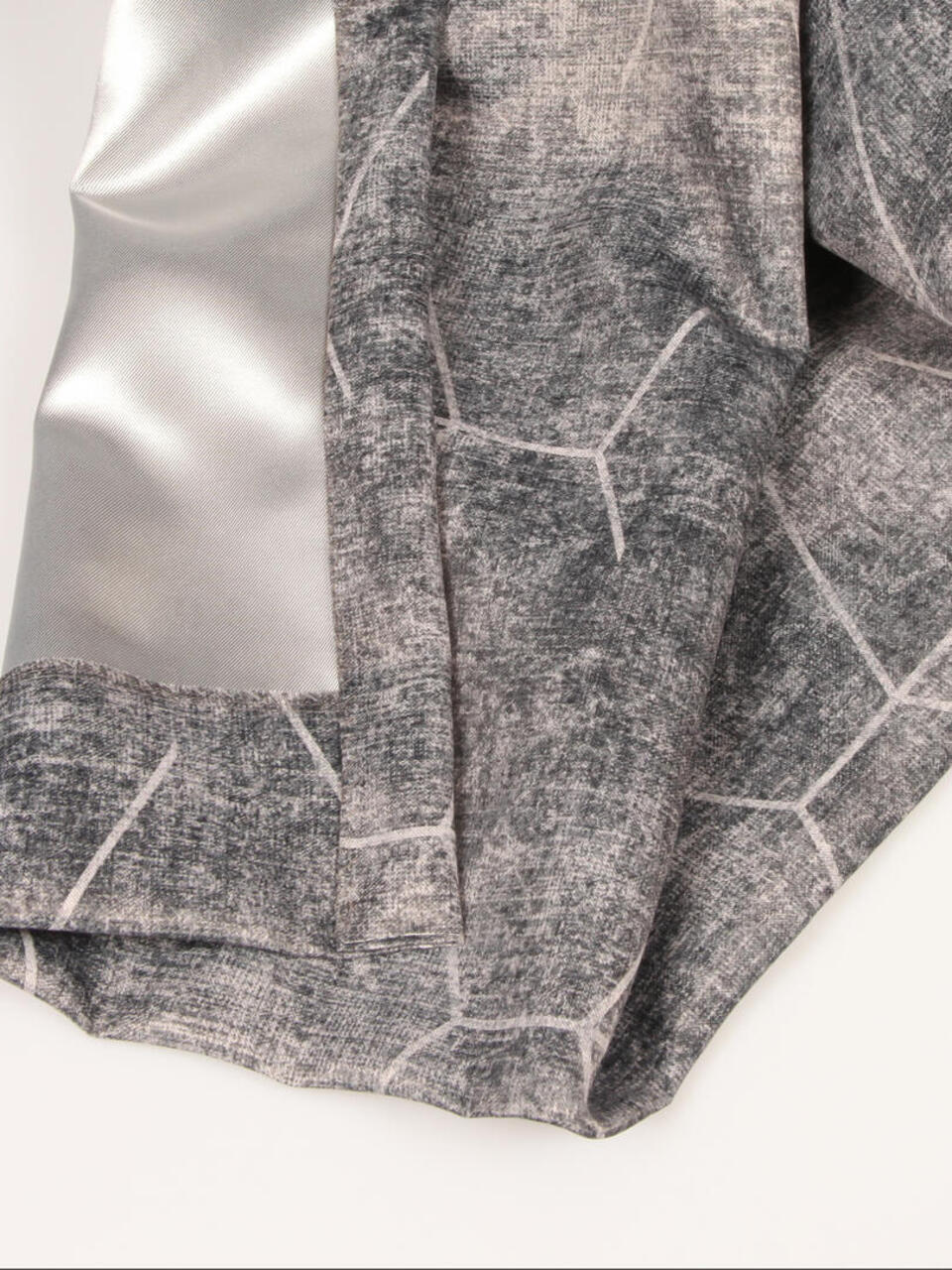 Lumina Reflect is een gladde dim-out overgordijnstof met een grafische print van gemêleerde kleuren