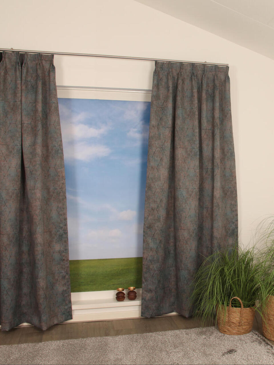 Lumina Reflect is een gladde dim-out overgordijnstof met een grafische print van gemêleerde kleuren