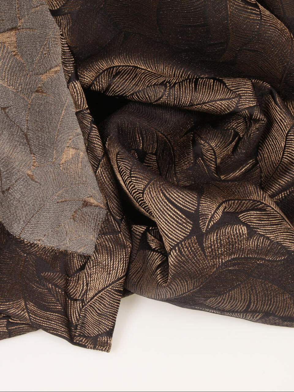 Bologna is een prachtig overgordijn met een gestikte bladeren dessin en is semi-verduisterend, kortom een echte blikvanger