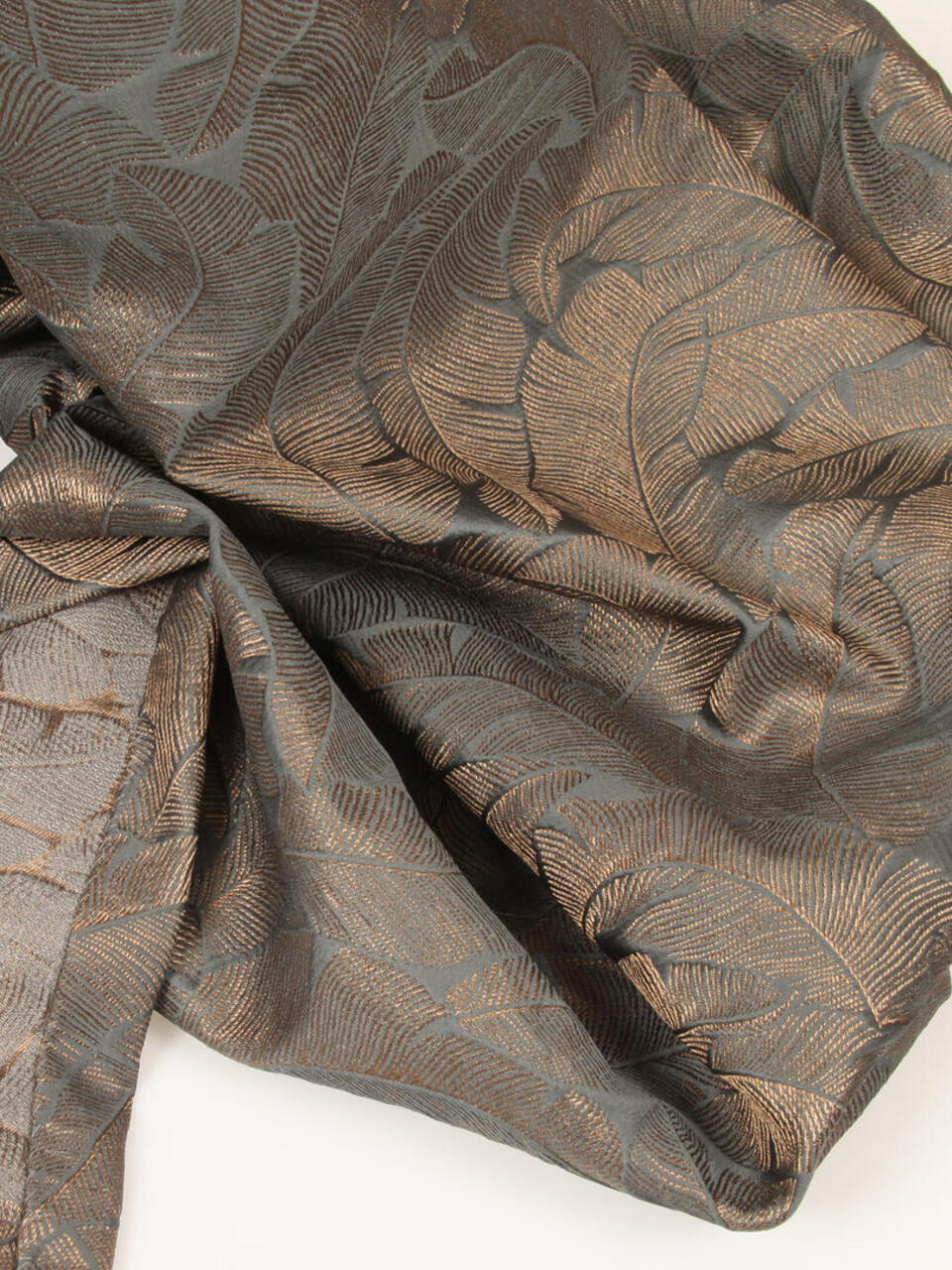 Bologna is een prachtig overgordijn met een gestikte bladeren dessin en is semi-verduisterend, kortom een echte blikvanger