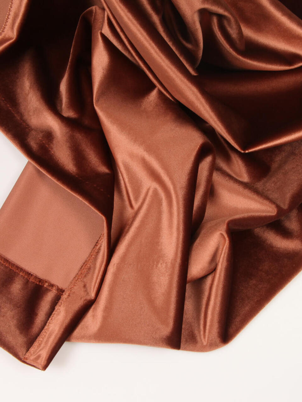 Deze mooie overgordijnstof is een echte sfeermaker, de stof zorgt voor privacy als het donker is