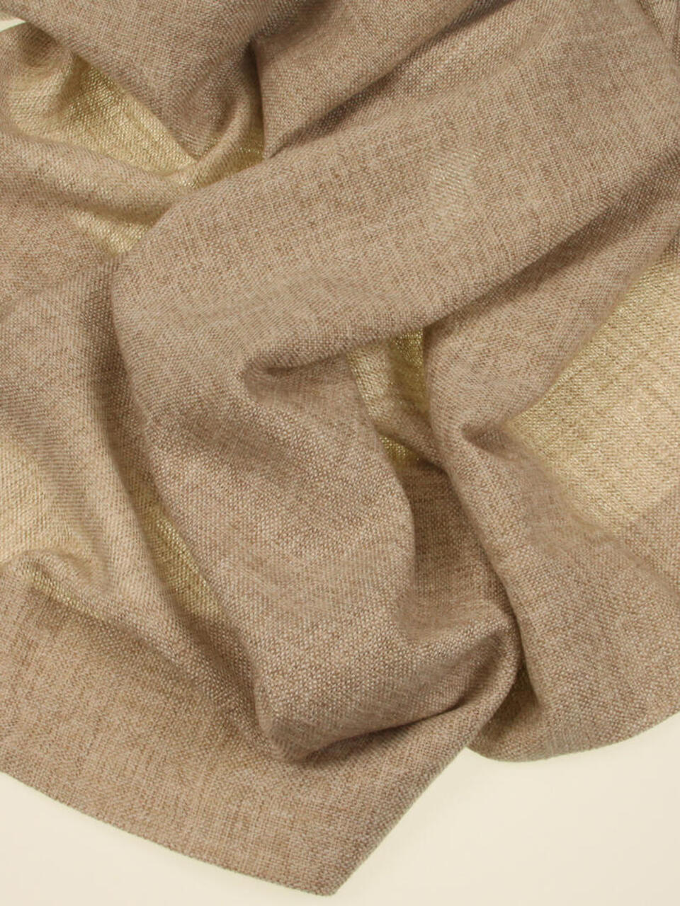 Dit overgordijn heeft een mooie melange van verschillende kleuren, valt onder de dunne overgordijnen en laat veel licht door