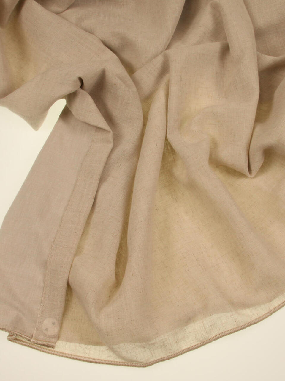 Inbetween Retwist gevoerd is kamerhoge stof met een linnenlook die gevoerd is met een bijkleurende voeringstof