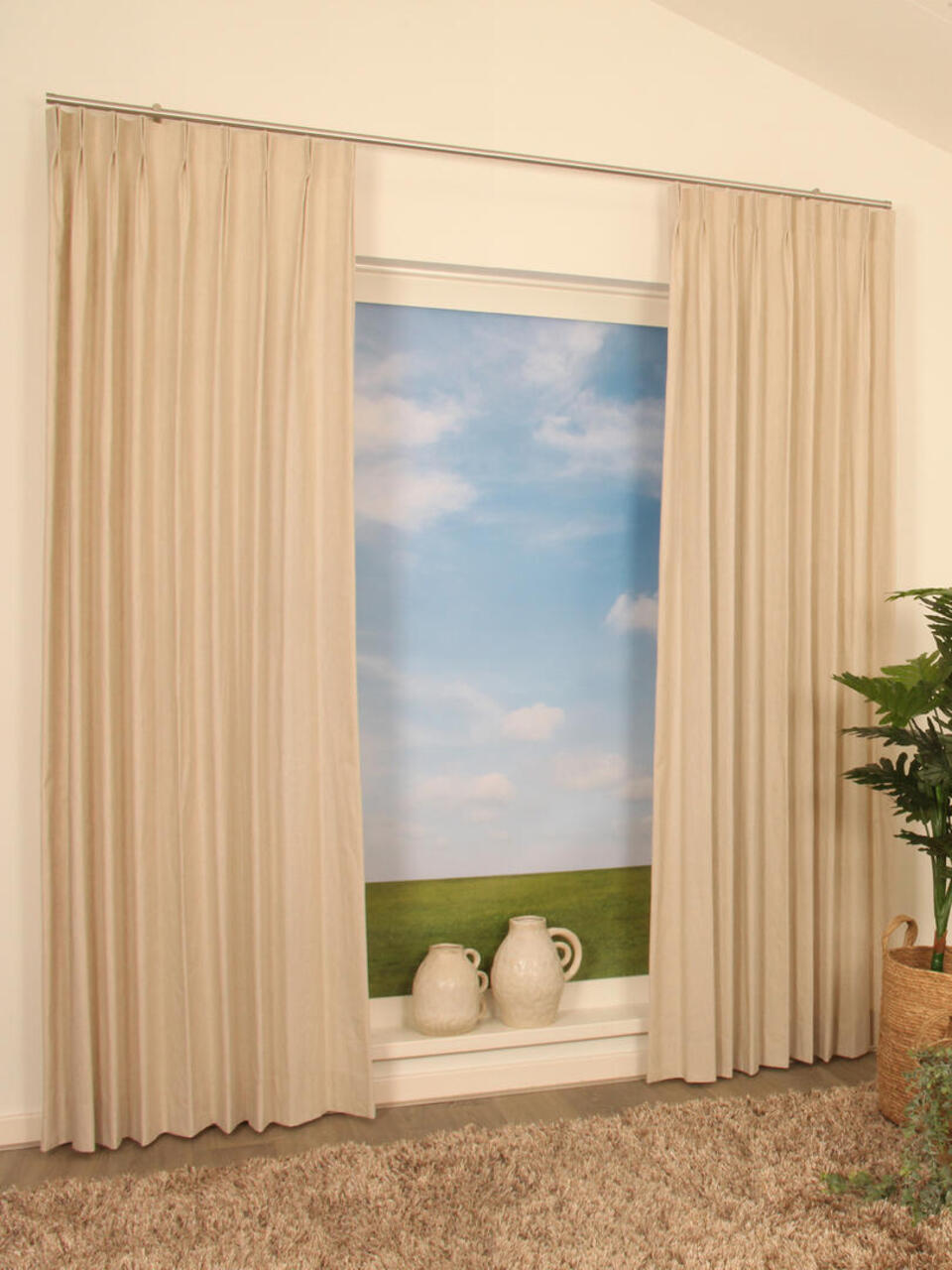 Inbetween Fierce is een elegante gordijnstof met een prachtig linneneffect