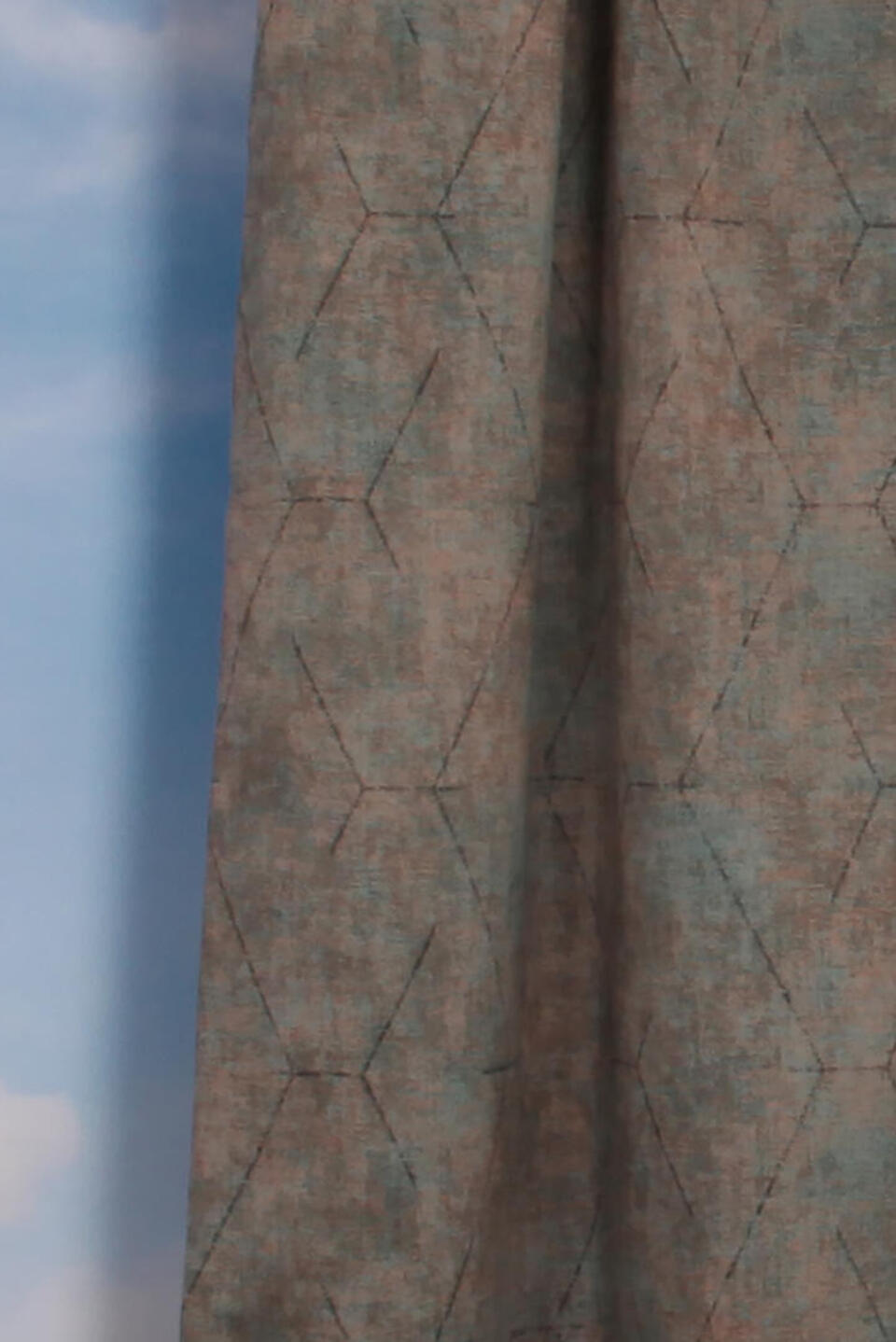 Lumina Reflect is een gladde dim-out overgordijnstof met een grafische print van gemêleerde kleuren