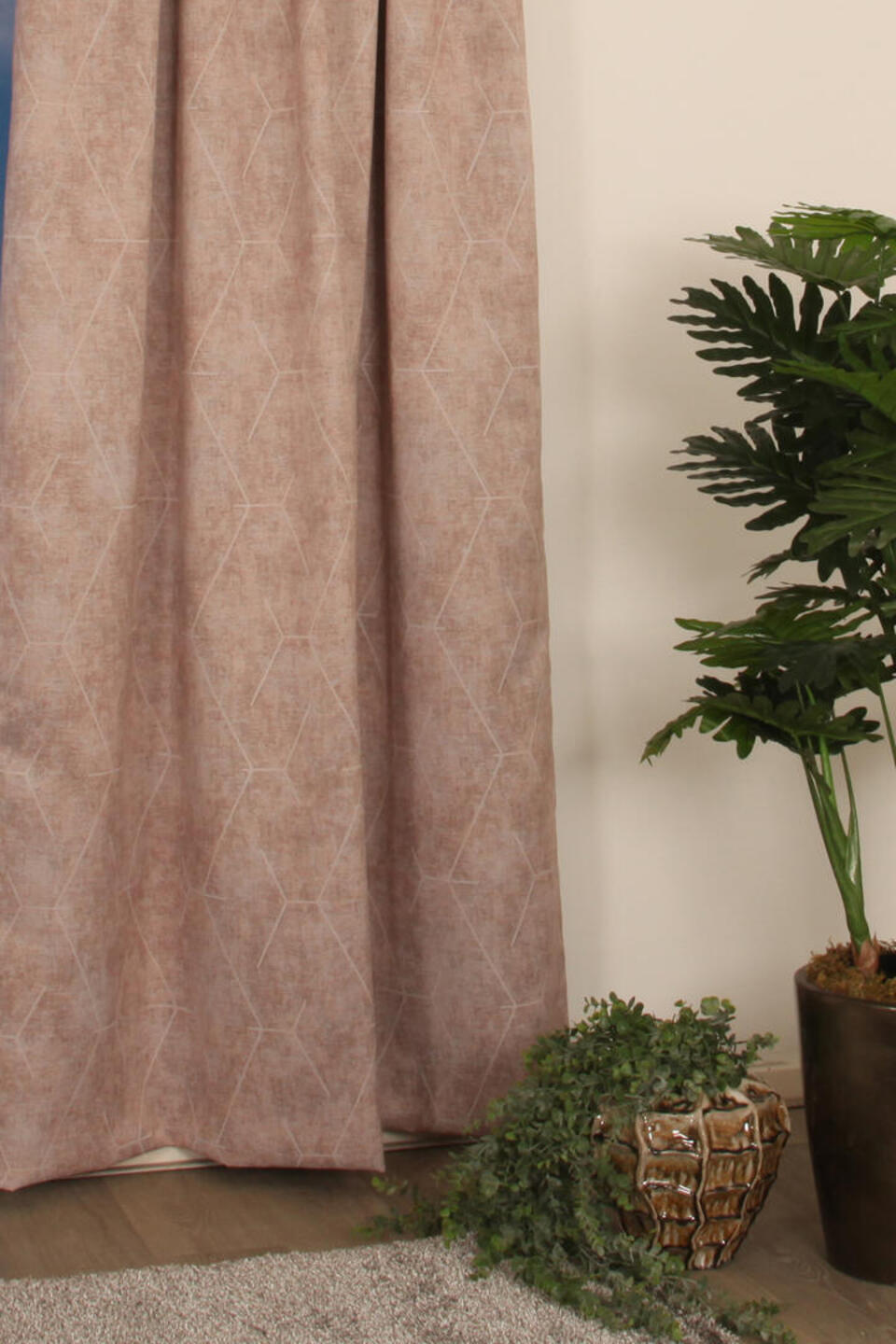 Lumina Reflect is een gladde dim-out overgordijnstof met een grafische print van gemêleerde kleuren