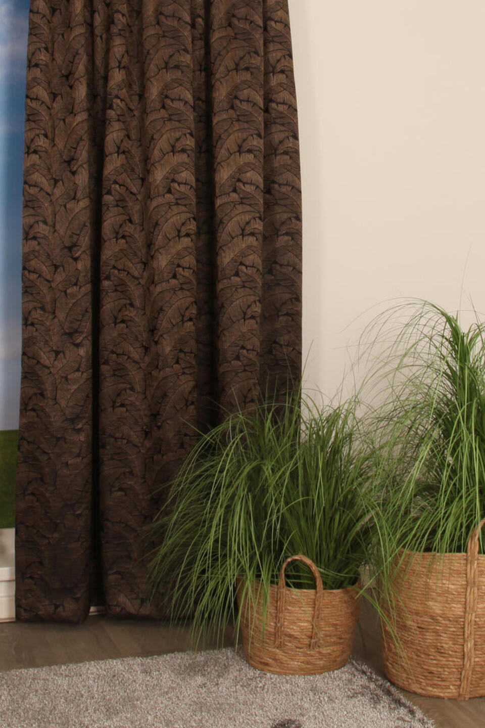 Bologna is een prachtig overgordijn met een gestikte bladeren dessin en is semi-verduisterend, kortom een echte blikvanger