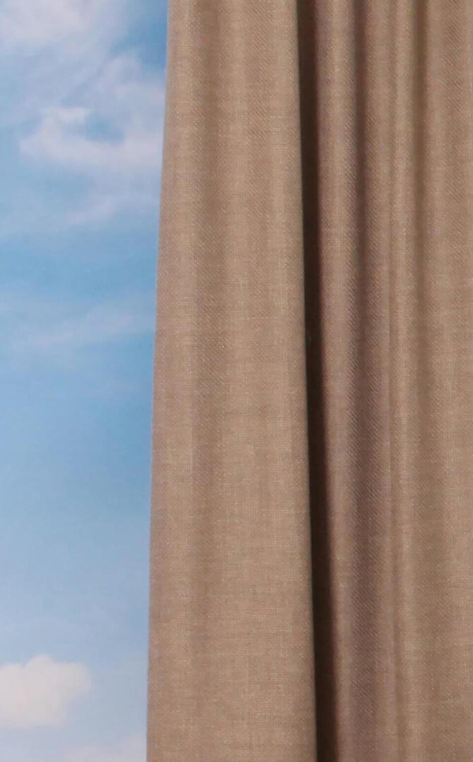 Caldera is een tijdloos overgordijn met grover geweven garens en een subtiele glans