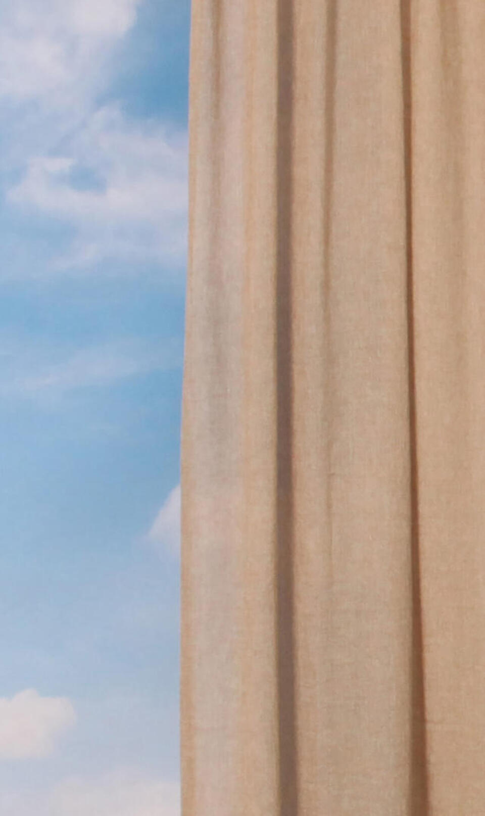 Braine heeft een rijke, jacquard-achtige uitstraling en daardoor verfijnt deze kamerhoge inbetween ieder interieur