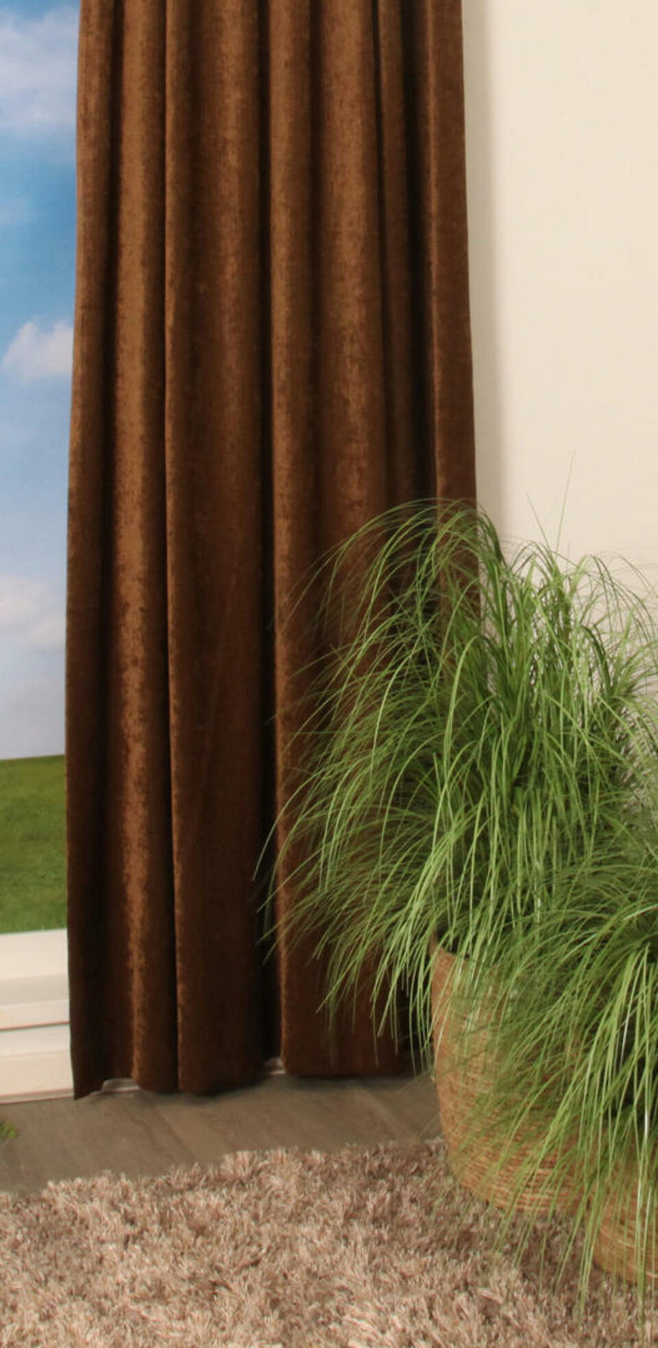 Lastres is een elegant overgordijn met een soepele valling. De chenille garens maken de stof zacht en hebben een mooie glans