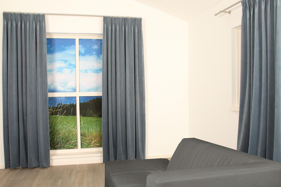 Deze superzachte velours look overgordijn van polyester valt mooi soepel valt en heeft een lichte glans