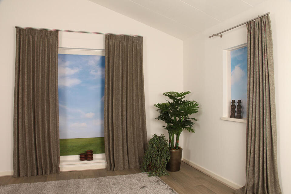 Tamise is een kamerhoog overgordijn met een wollige textuur die warmte en gezelligheid brengt in elke ruimte