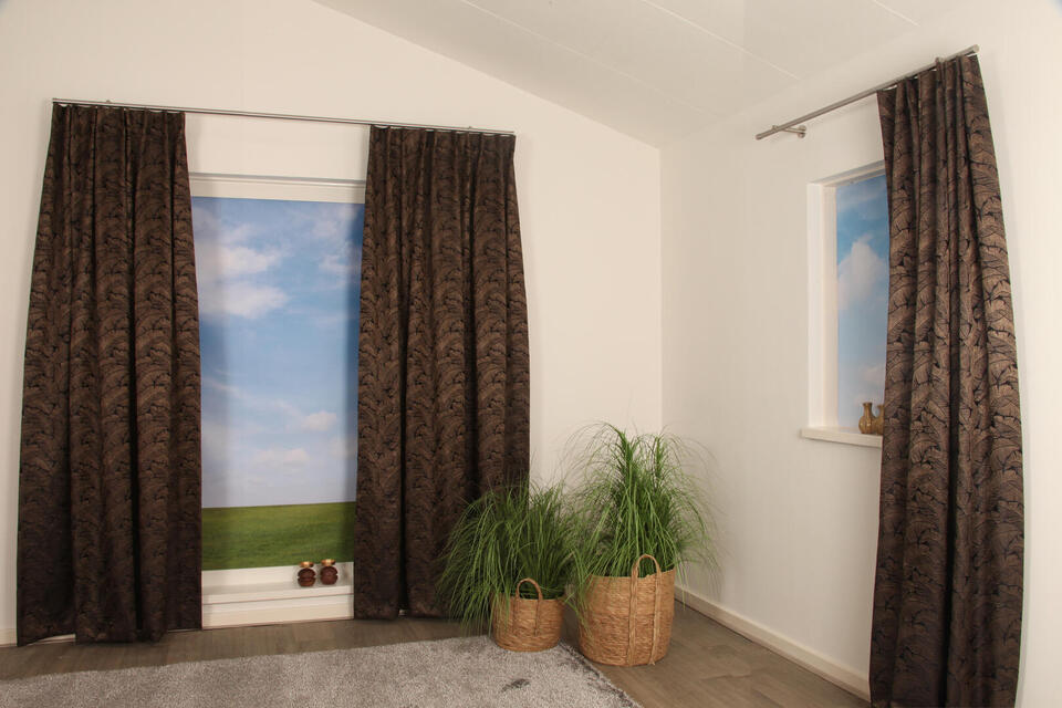 Bologna is een prachtig overgordijn met een gestikte bladeren dessin en is semi-verduisterend, kortom een echte blikvanger