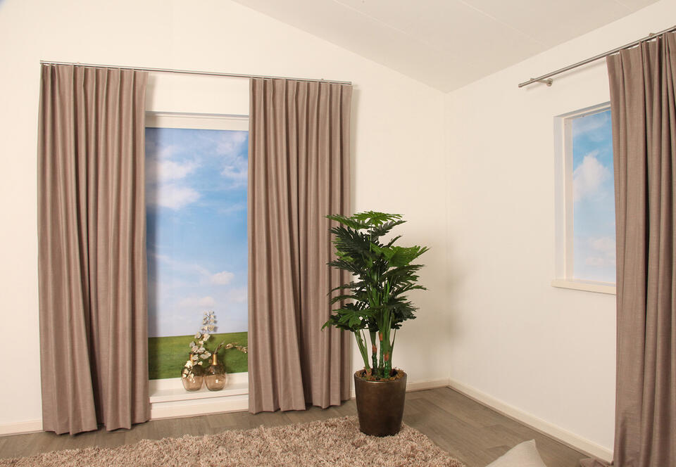 Madia F.R. Night is een soepel vallende verduisterende overgordijnstof met een mooie melange van gemêleerde garens