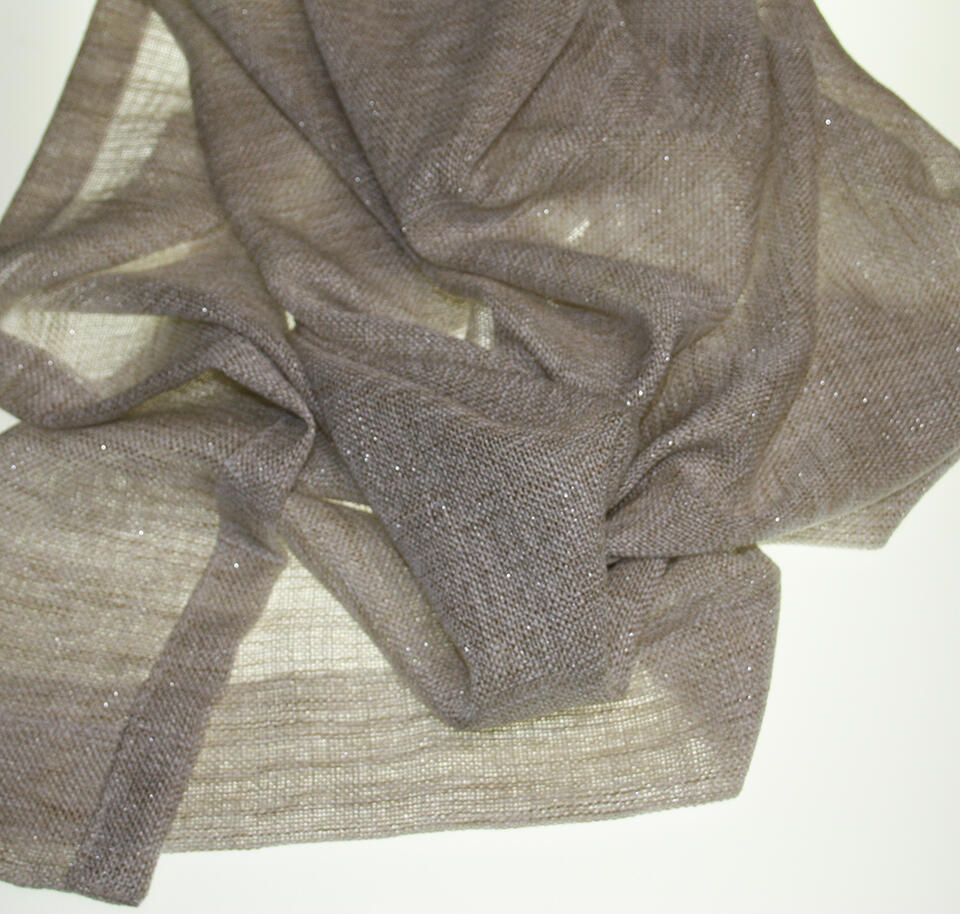 Een echte showstopper is deze kamerhoge inbetween Pecq met zilver lurex garen