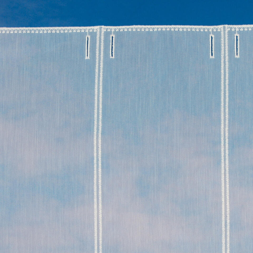 Val van panelen met een borduurrand aan de onder en bovenzijde, heeft klein decoratief stiksel maar verder is de val effen